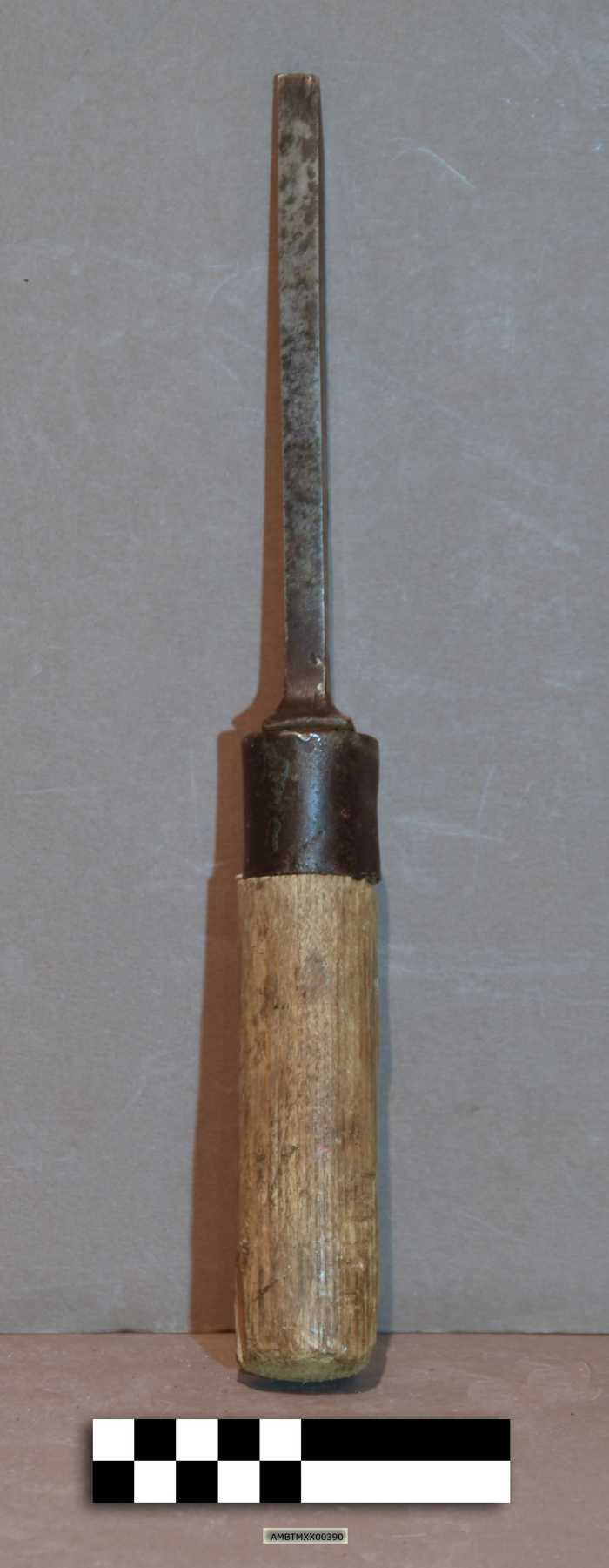 Beitel met houten handvat