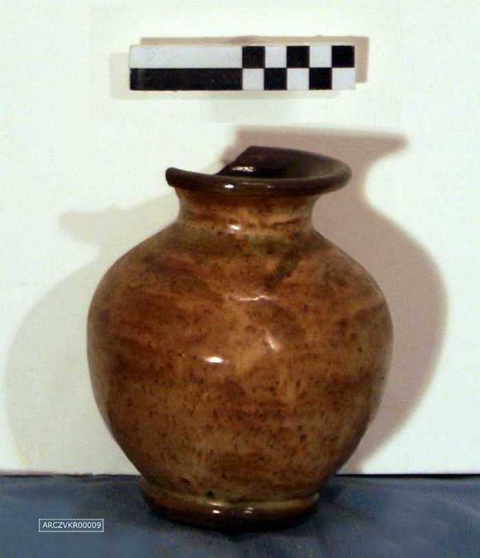 Donkerbruine vaas in keramiek
