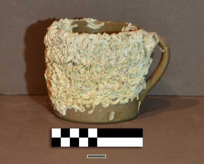 Geglazuurd keramiek kopje met oor bezet met koraal