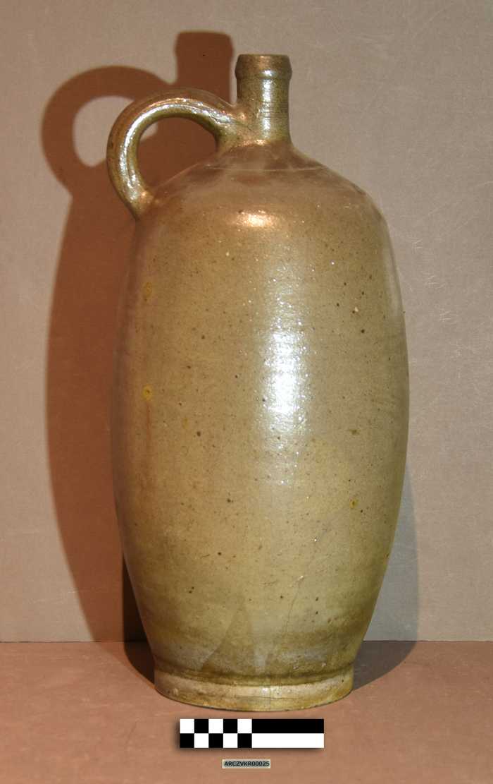 Steengoed kruik met worstoor aan hals