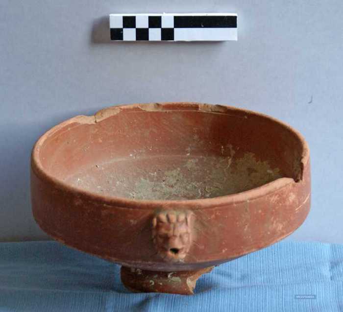 Wrijfschaal in terra sigillata met tuit in de vorm van een leeuwenkop