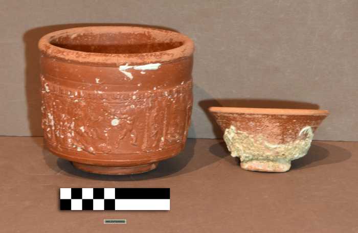 Twee bekers Terra Sigillata - type Dragendorff 30 (1) en type Dragendorff 33 (2)