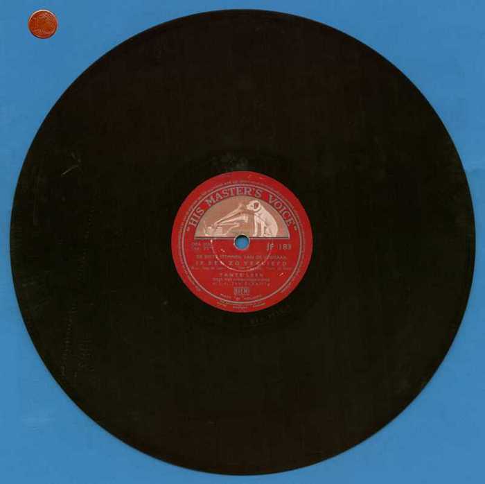 'Ik ben zo verliefd' en 'Oh Johnny' door Tante Leen