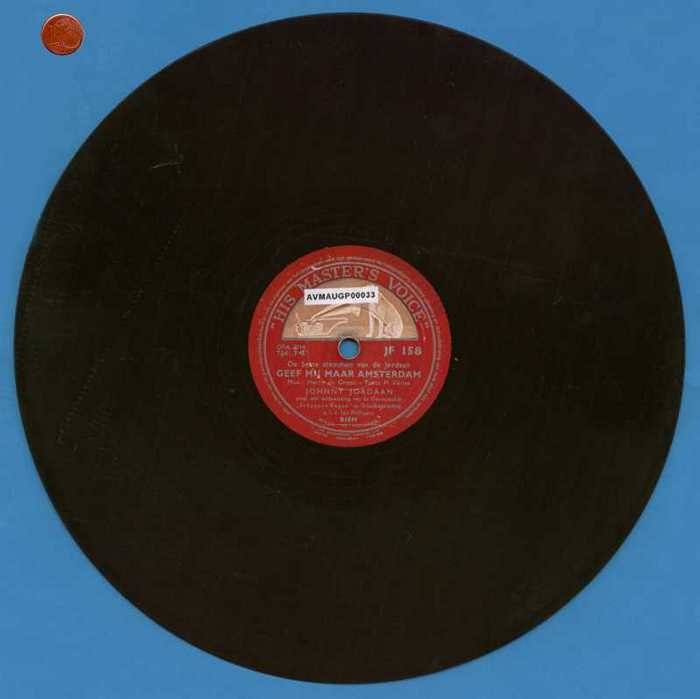 'Geef mij maar Amsterdam' en 'Jordaan Wals' door Johnny Jordaan