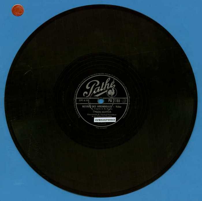 'Retour des Hirondelles' en 'Reine de musette' door Yvette Horner