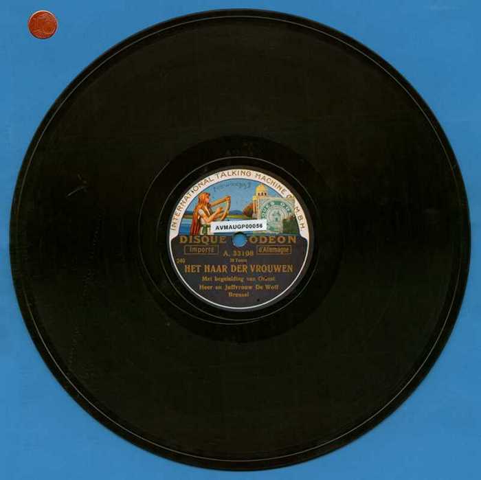 'Het haar der vrouwen' en 'De vrouw die ons nooit verveeld' [verveelt] door heer en juffrouw De Wolf