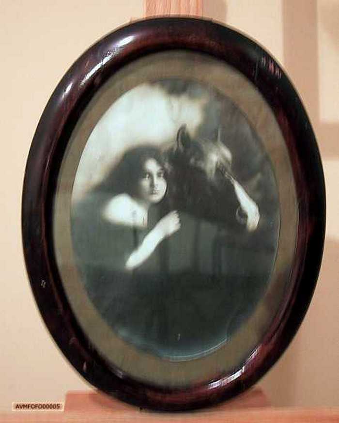 Jonge vrouw met paard, rechterprofiel.