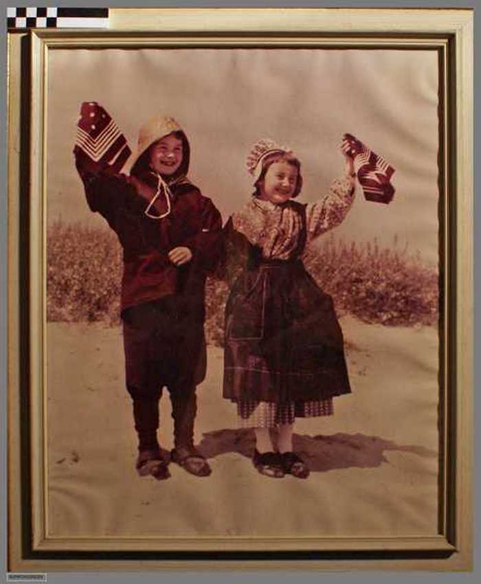 Heistse Klakkertjes - twee kinderen in de duinen.