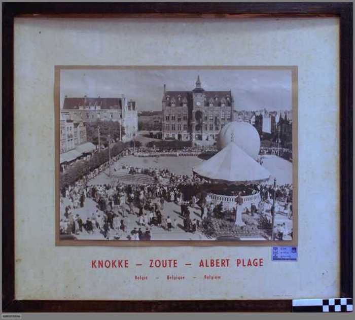 Verweeplein te Knokke, met stadhuis en kiosk