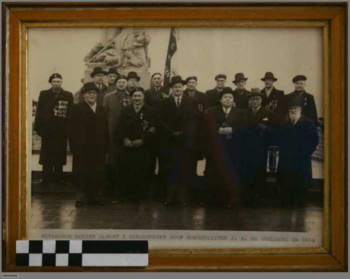 Veteranen Koning Albert I vereremerkt door burgemeester J.B. de Gheldere in 1954