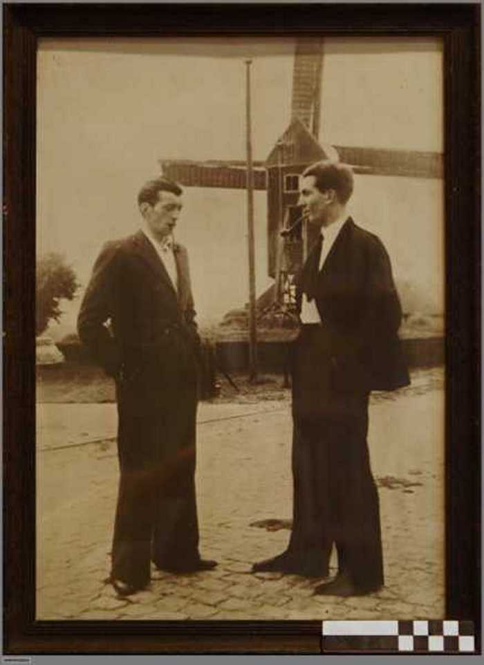Foto van Dhr. Maes en Dhr. Vanhaelewijn bij de Kalfmolen te Knokke.