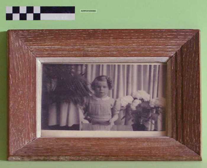 Klein meisje met speelgoed.