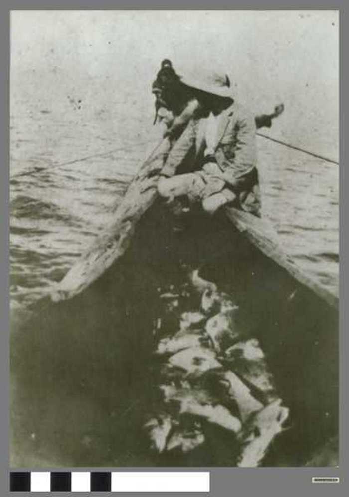 Man op boeg van schip