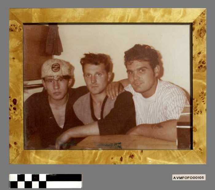 Drie zittende mannen.