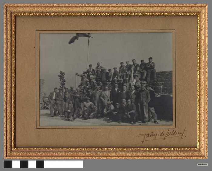 Groepsfoto bouwvakkers met Heistse burgemeester J.B. de Gheldere.