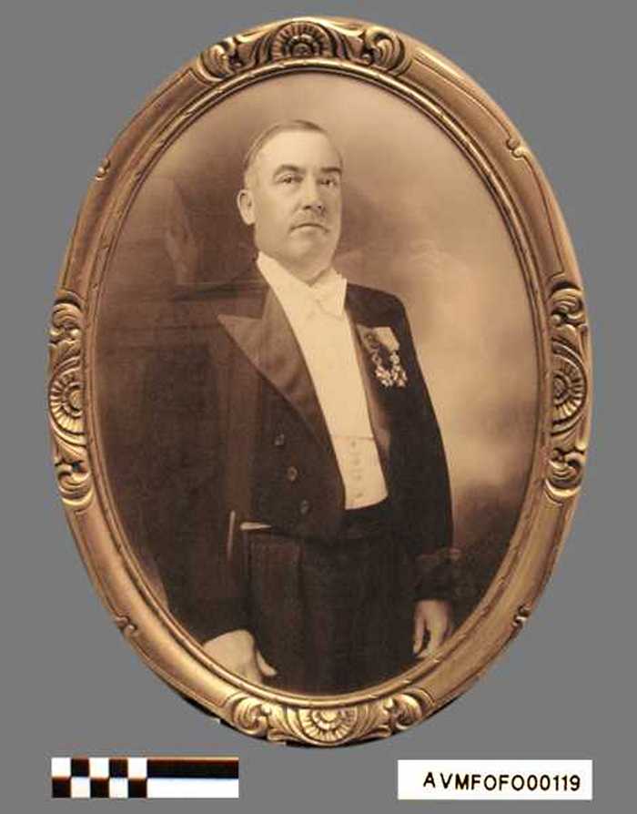 Burgemeester Debra smoking met twee medailles