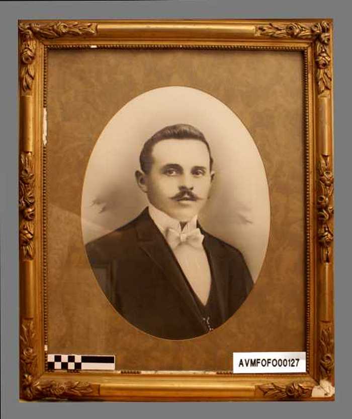 Man in kostuum met snor