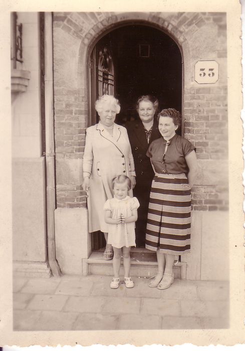 Drie dames met meisje