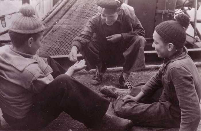 Zeebrugge - Vissersjongens verdelen de buit