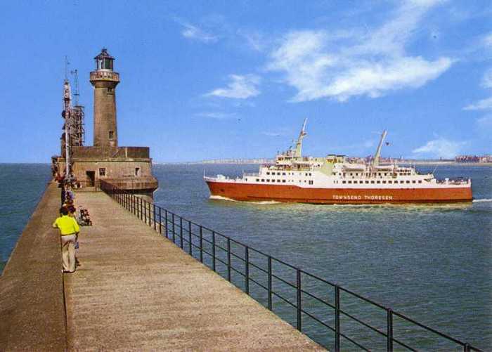 Zeebrugge - Car ferry 'Viking II' (Felixstowe) en vuurtoren