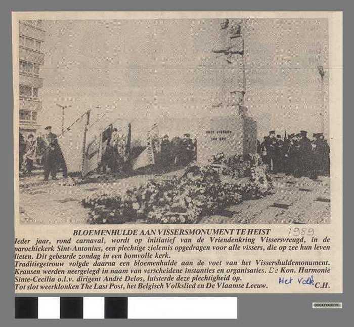Krantenartikel: Bloemenhulde aan vissermonument te Heist