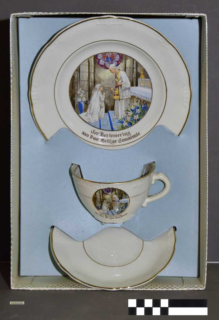 Geschenkdoos met servies - 'Ter herinnering aan uwe Heilige communie'