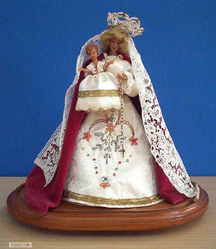 Madonna met kind onder stolp