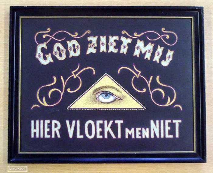 God ziet mij. Hier vloekt men niet (borduurwerk)