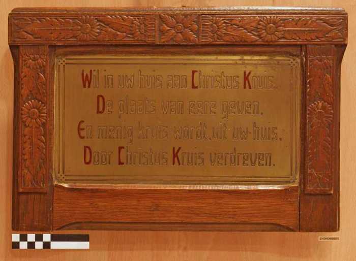 Spreuk: Wil in uw huis aan Christus Kruis.