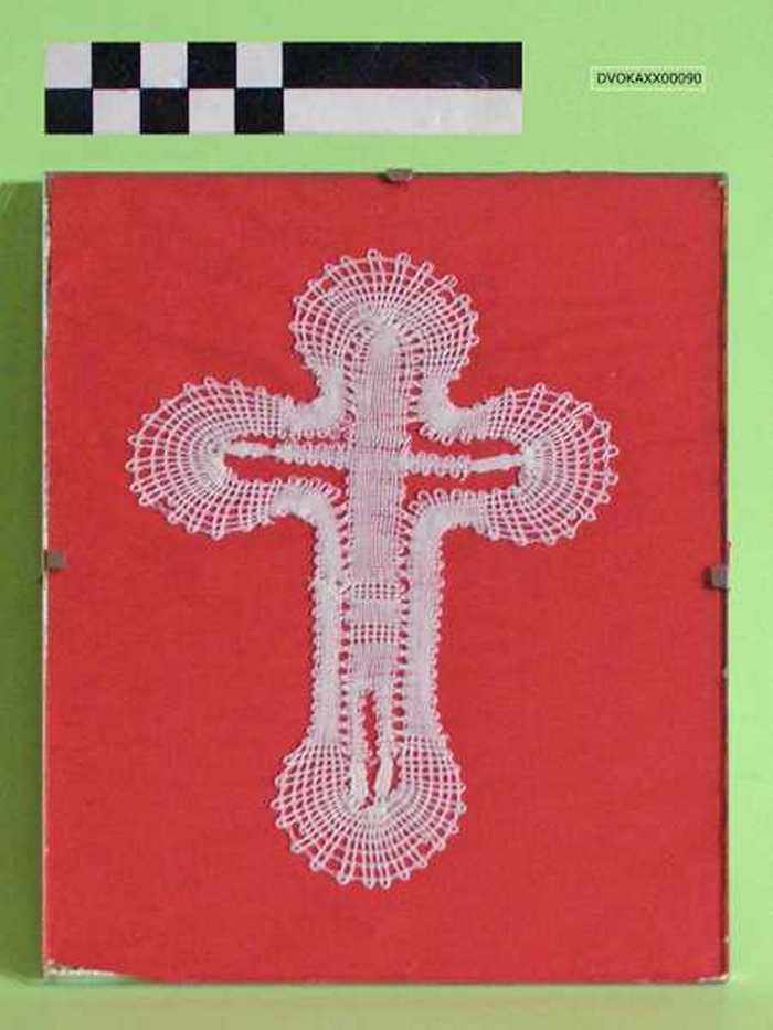 Kader met kruisje in kantwerk.