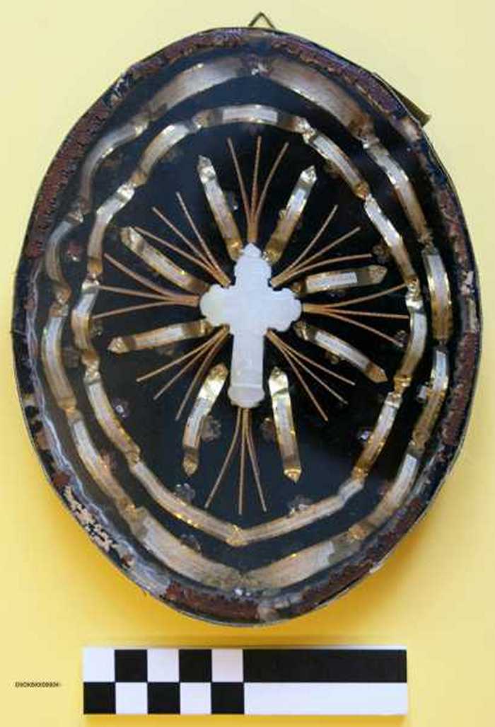 Wit ivoren kruisje (in ovalen doosje