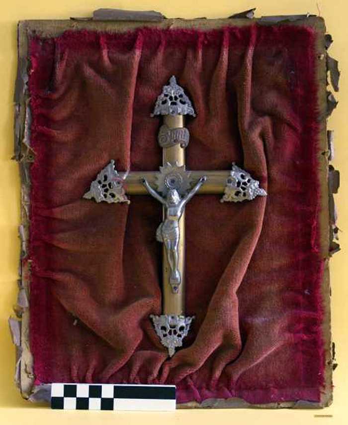 Kruisbeeld op velours