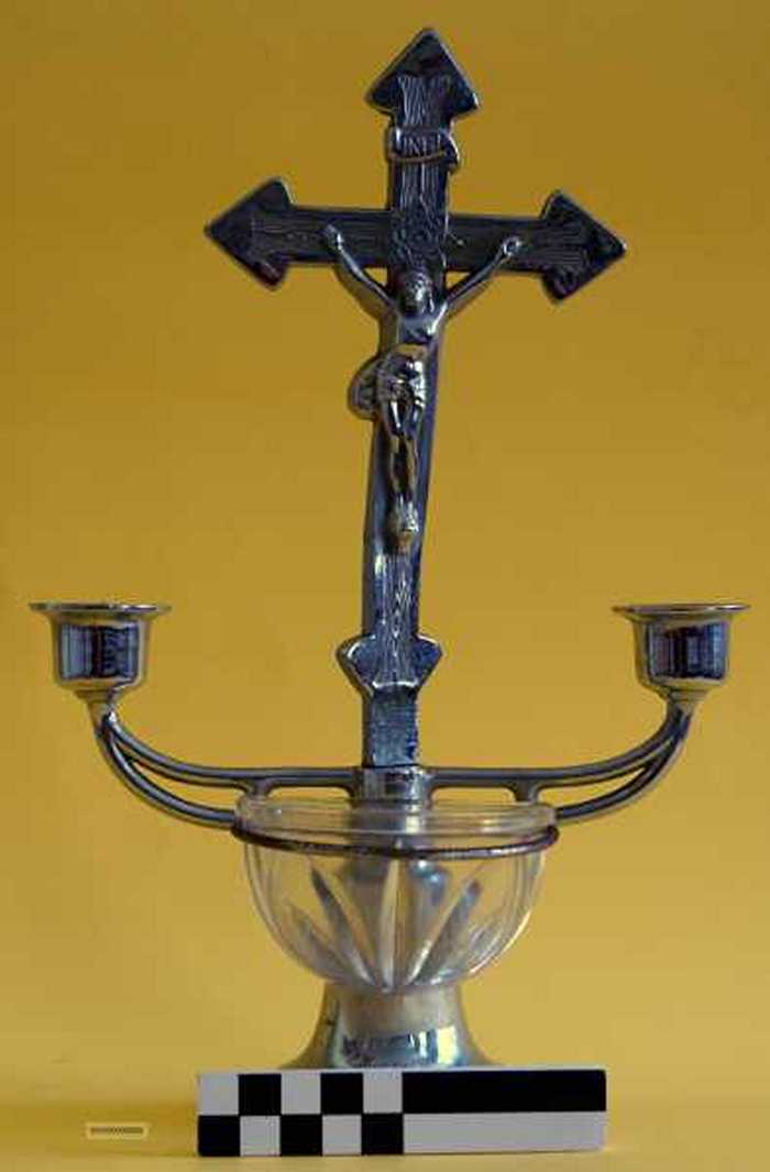 Kruisbeeld met wijwatervat en kandelaar in èèn geheel.