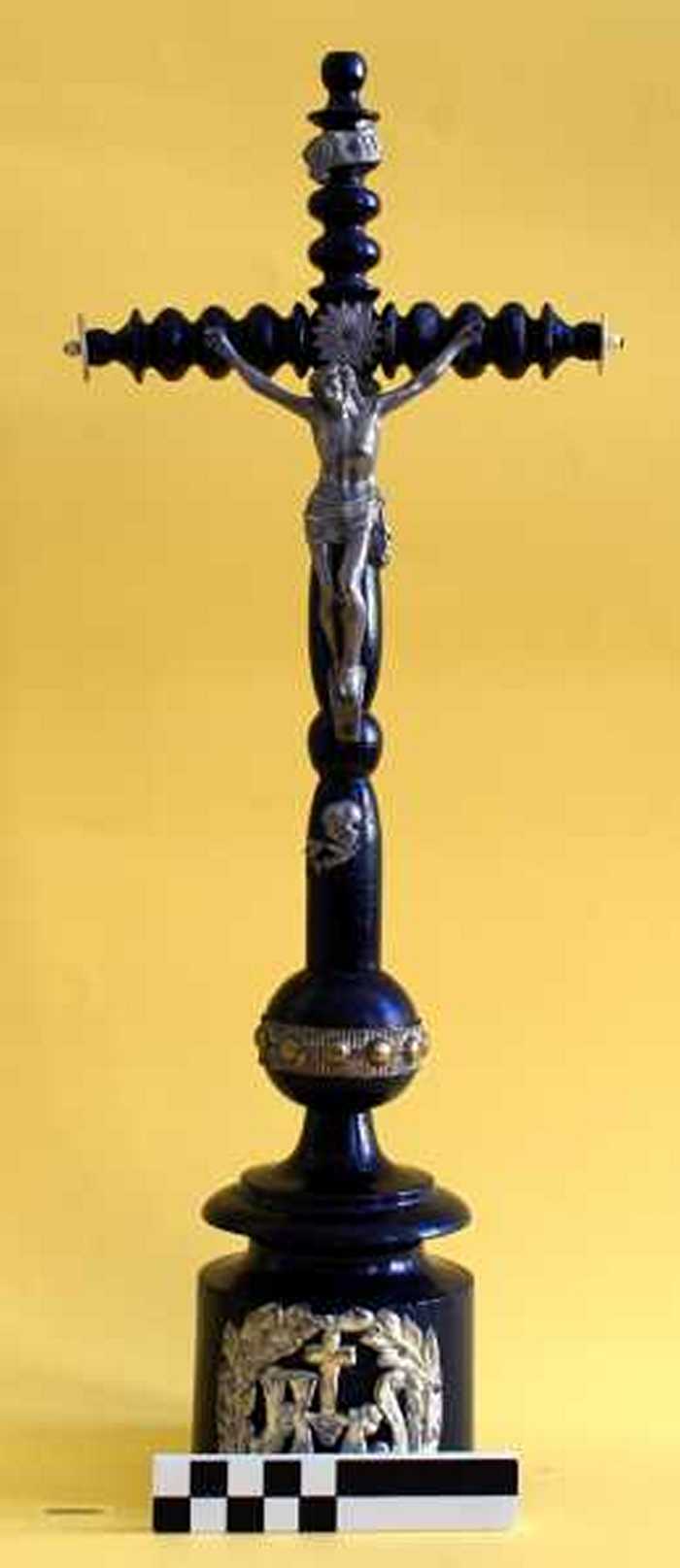 Kruisbeeld: op voet in hout