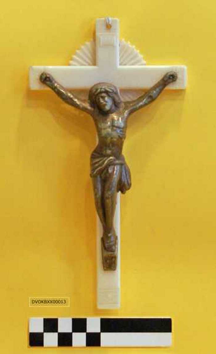 Kruisbeeld op wit plastieken kruis