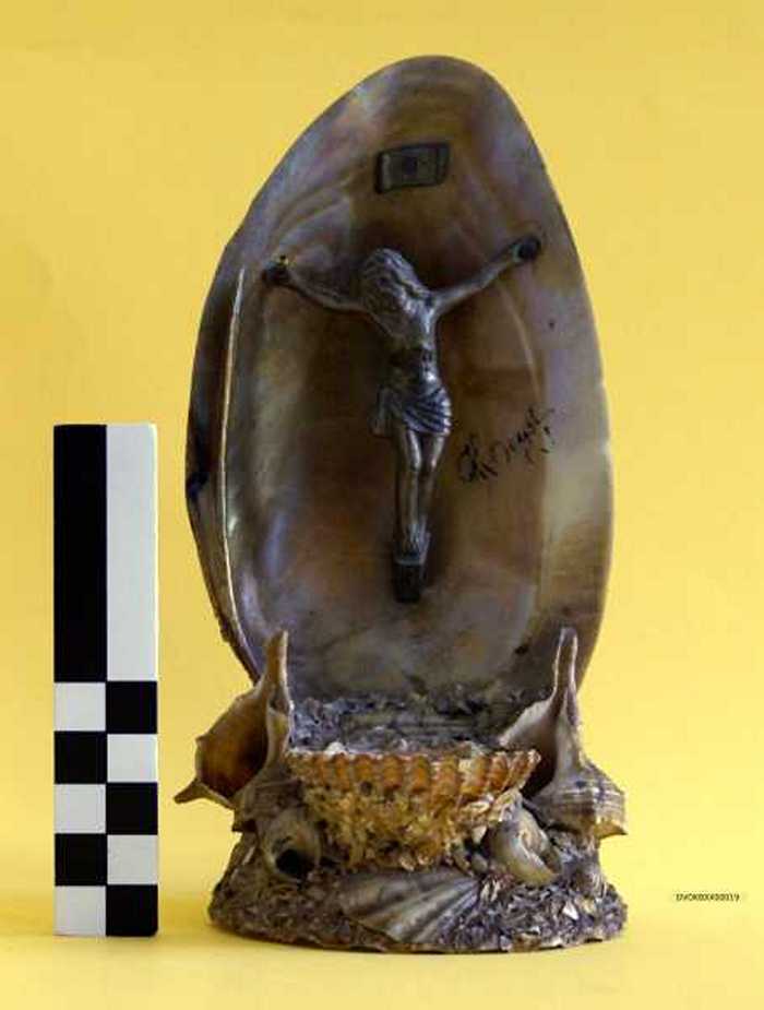 Beeld van Christus rechtopstaande mosselschelp.