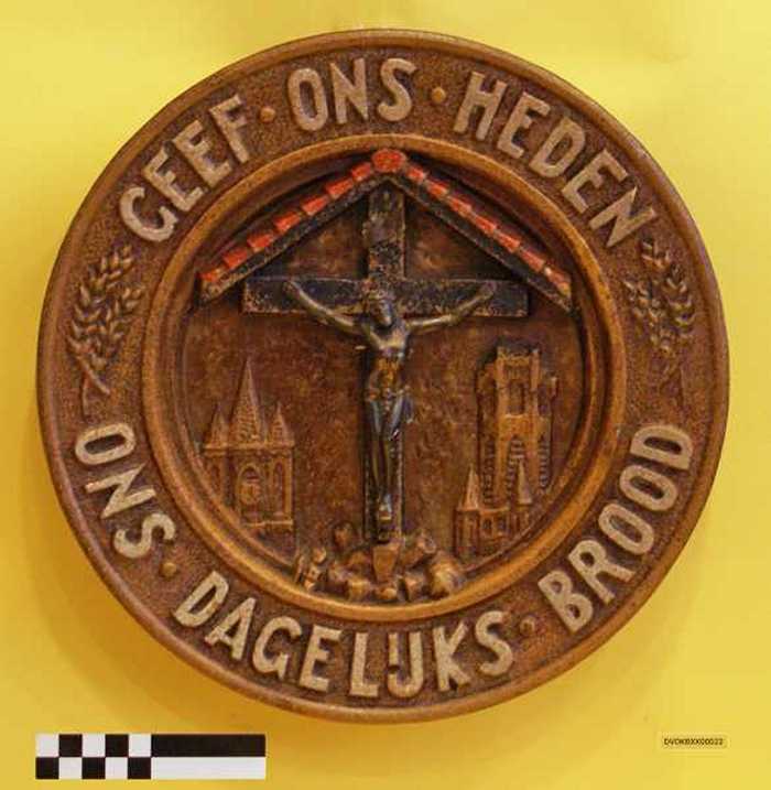 Kruisbeeld op houten bord.