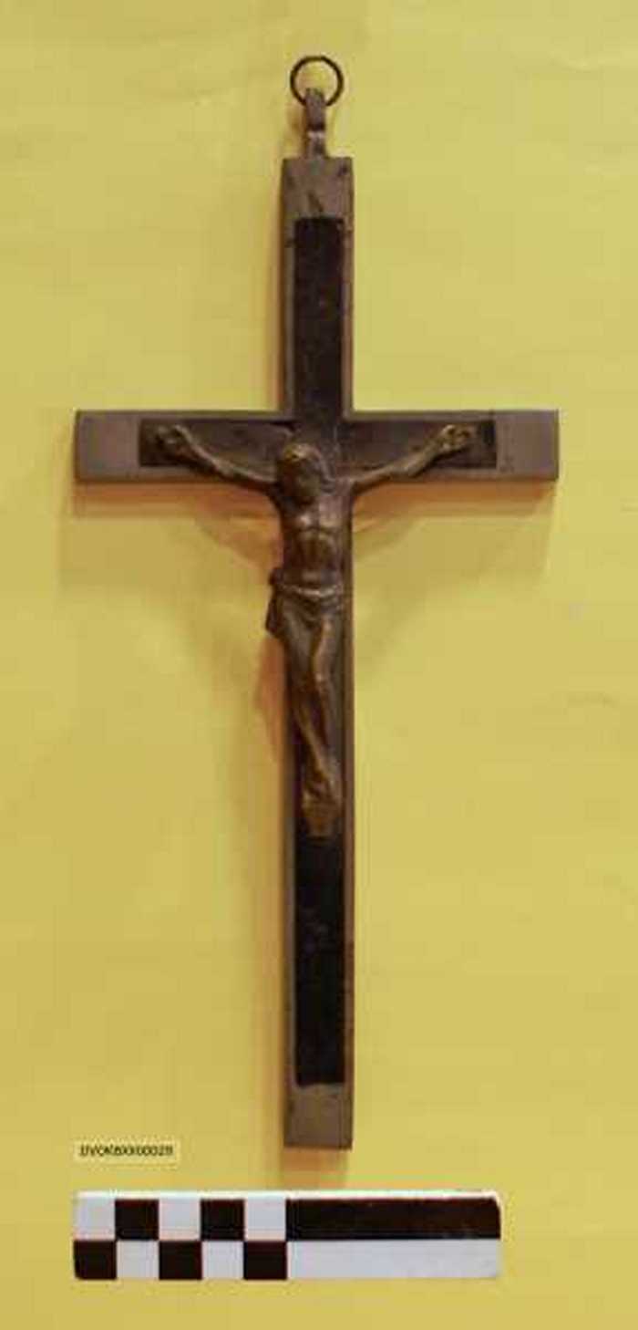 Kruisbeeld in metaal.