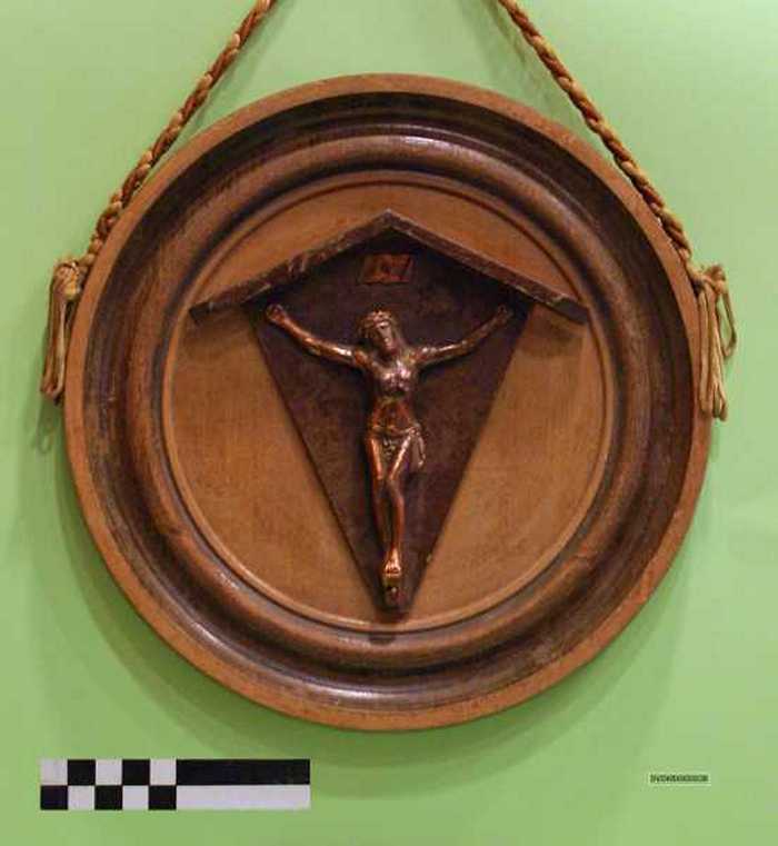 Houten bord met rood koperen kruisbeeld