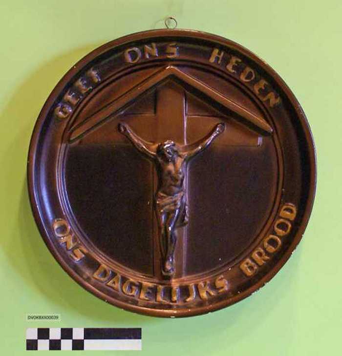 Gipsen schotel met verkoperd kruisbeeld