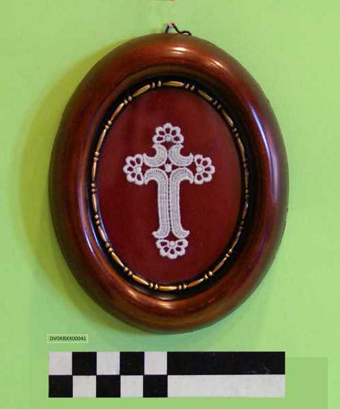 Kader met kruisje in kantwerk