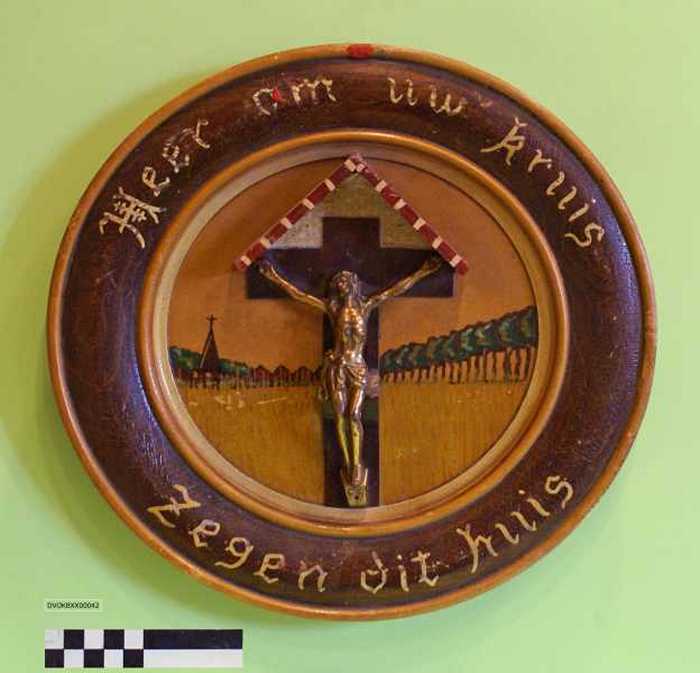 Houten bord  met kruisbeeld