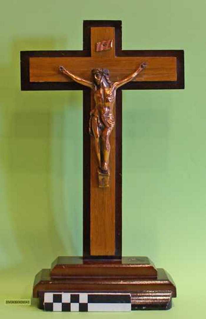 Houten kruis met koperen Christusfiguur op voet