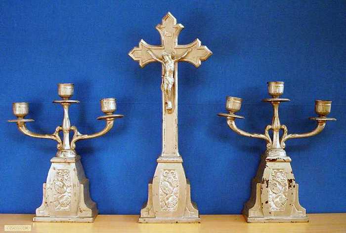 IJzeren kruisbeeld met twee kandelaren