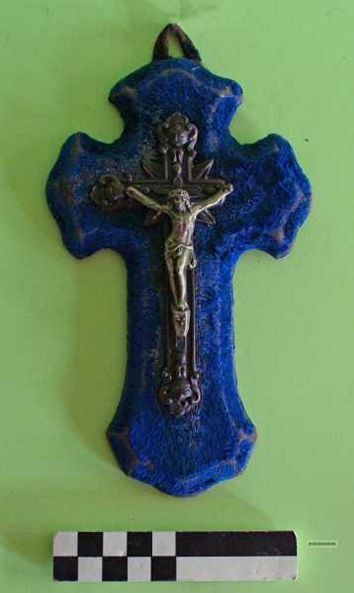 IJzeren kruisbeeld op velours kruis