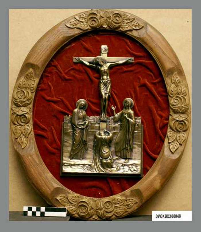 Beeld Jezus aan het kruis in kader