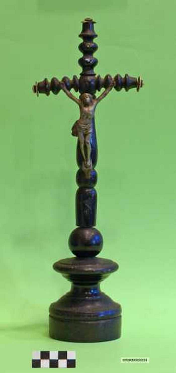 Kruisbeeld op sokkel