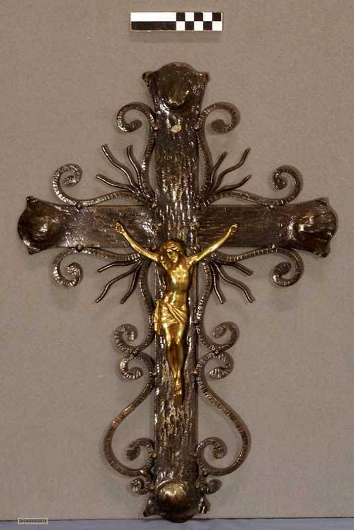 IJzeren kruis met koperen beeld