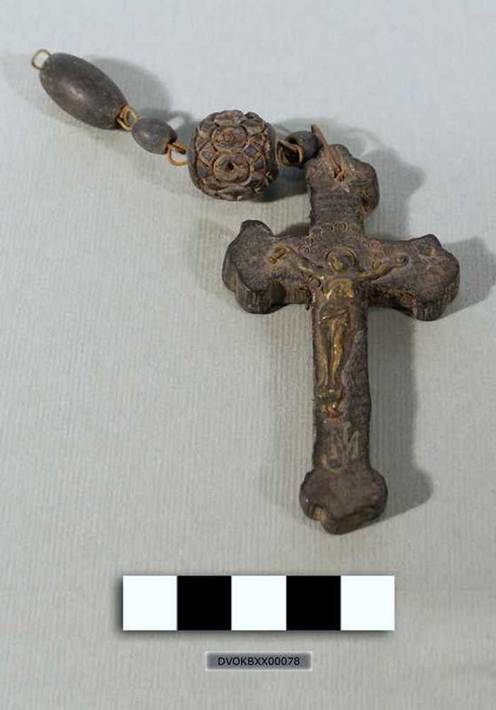 Kruisbeeld met 4 houten parels