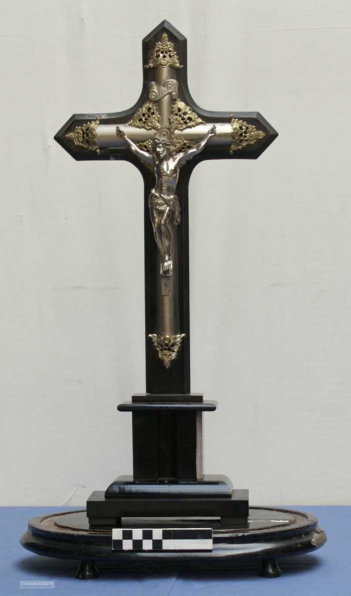 Kruisbeeld op sokkel met glazen stolp